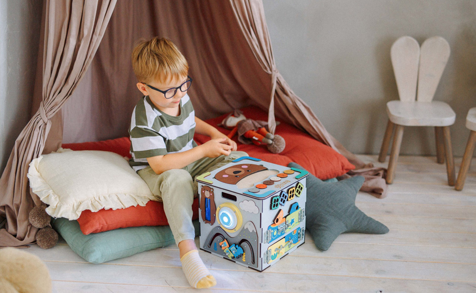 Бизиборд для ребенка: в каком возрасте он действительно нужен?